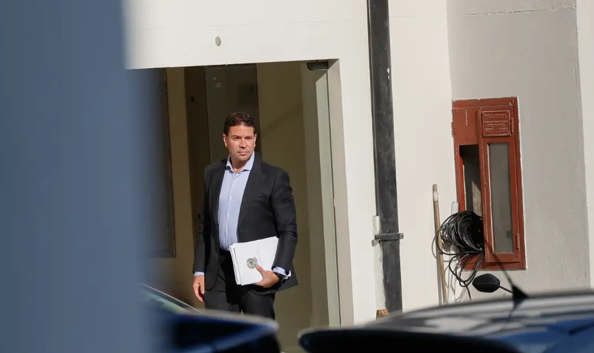 A análise final caberá ao secretário de Estado Marco Rubio e ao presidente Donald Trump, em um cenário marcado por tensões diplomáticas e alinhamentos ideológicos.