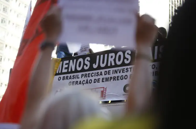 Com endividamento próximo de 49,1% e inadimplência em alta, cresce a preocupação com o impacto das taxas sobre lares vulneráveis e sobre a capacidade de reorganização financeira.