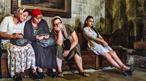 O fenômeno que antes definia adolescentes agora transforma o envelhecer: idosos passam mais horas diante das telas do que qualquer outra geração.