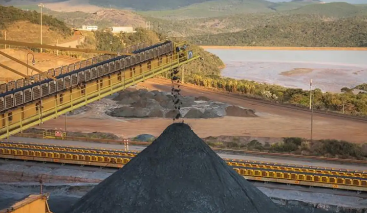 Enquanto as elites brindam em Londres, trabalhadores enfrentam a poeira tóxica das minas e a brutalidade de um sistema que transforma tragédia em lucro.