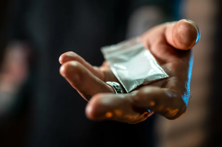 No Reino Unido, a discussão esquenta entre políticos e cidadãos, mas a opinião pública ainda rejeita a descriminalização de drogas pesadas.