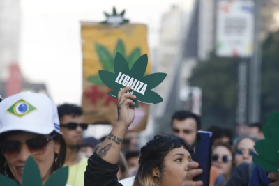 A Economist propõe a legalização da cocaína como saída para reduzir mortes, violência e corrupção, chocando políticos e especialistas.