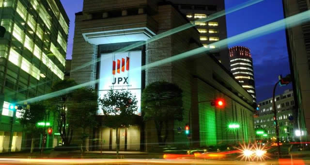 O índice Nikkei do Japão ultrapassa os 50.000 pontos enquanto Donald Trump se dirige a Tóquio para se encontrar com a primeira-ministra Sanae Takaichi.