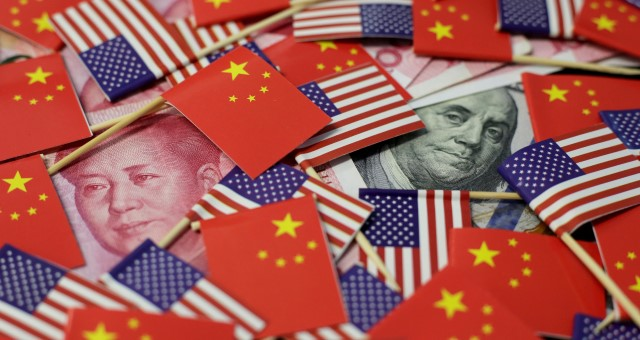 Sob o ruído das sanções e das bravatas comerciais, a China consolida o poder real: o controle das cadeias produtivas que sustentam o capitalismo global.