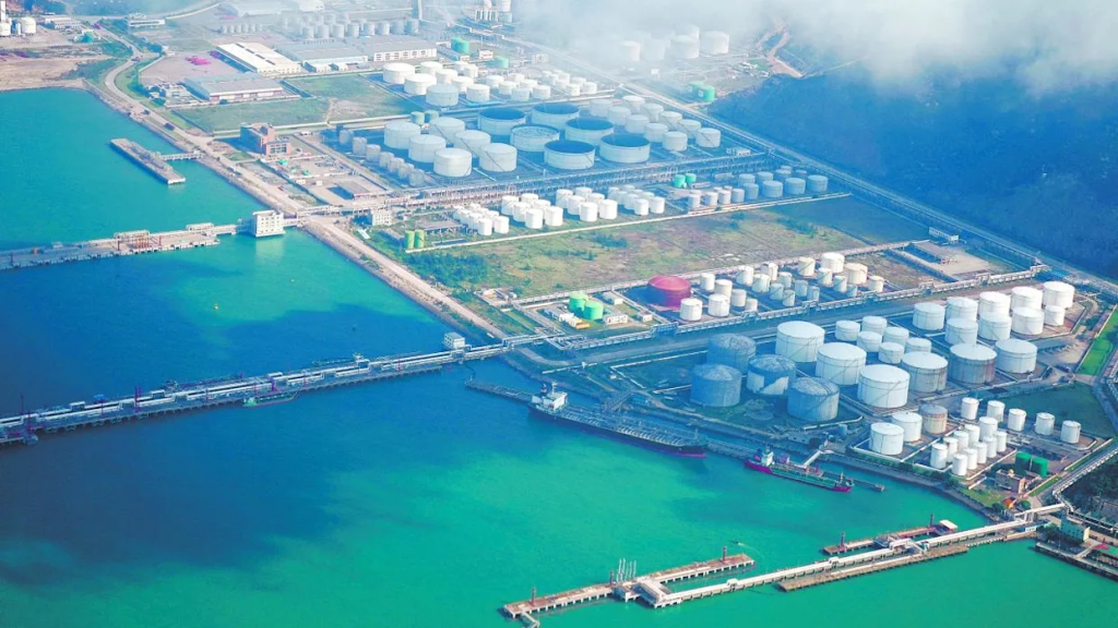 A confiança retorna aos mercados de energia, impulsionada por dados e discursos que, por ora, fazem o barril parecer mais leve do que a política que o sustenta.