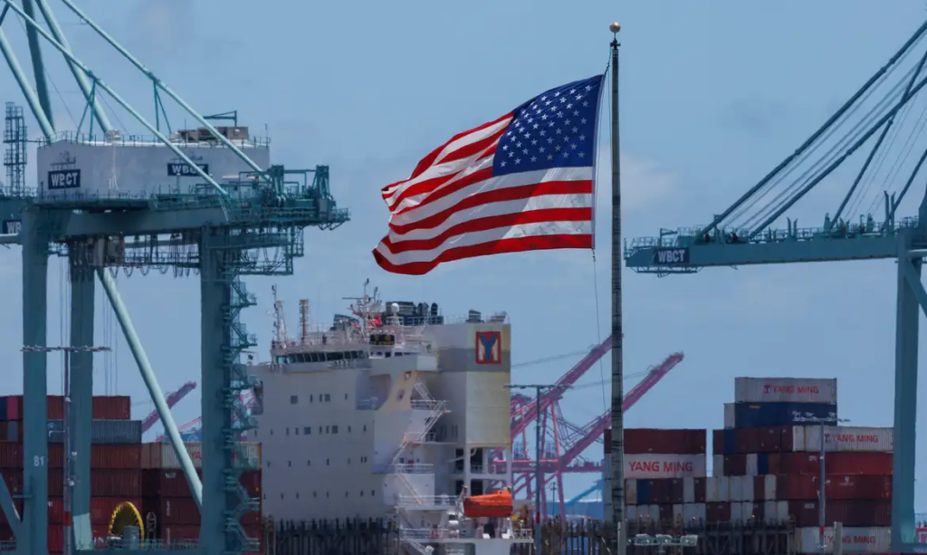 Ao mirar a Índia com novas tarifas, Trump repete o velho script imperial que transforma aliados em inimigos e fragiliza o poder que jura proteger.