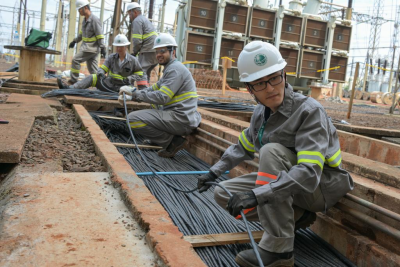 Sob o amanhecer de Foz do Iguaçu, engenheiros brasileiros e chineses transformam Itaipu em símbolo vivo da transição energética e da cooperação global.