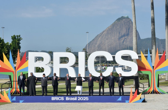 A cúpula popular reúne representantes de 21 países no Rio para discutir multipolaridade, desdolarização e cooperação entre movimentos sociais e governos do BRICS.