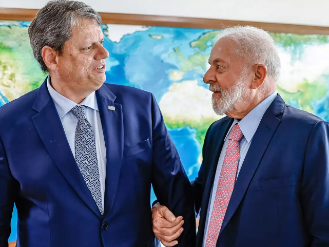 A nova pesquisa AtlasIntel Bloomberg indica Lula com vantagem sólida no primeiro turno, mas mostra que Tarcísio reduz a distância em um eventual confronto direto.