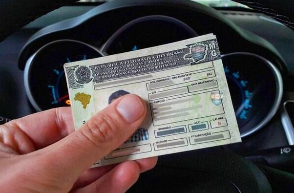 Com implementação imediata, a medida mira impacto social direto, ampliando oportunidades de trabalho, renda e mobilidade para quem antes não conseguia pagar pela CNH.