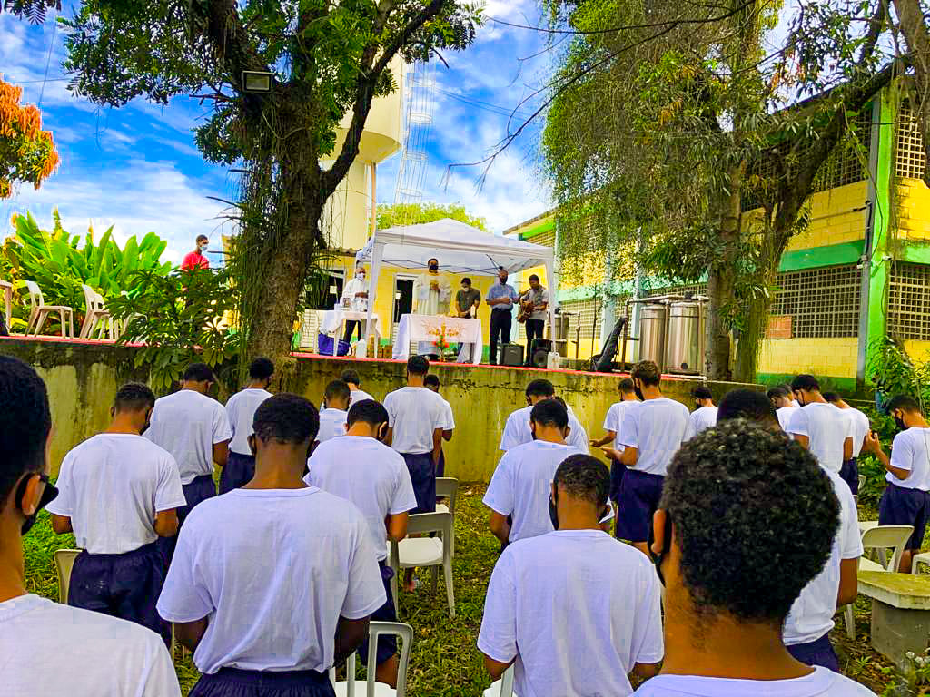 Promessas de novas unidades seguem sem avanço, e o MPRJ alerta que centenas aguardam vagas, enquanto fugas revelam o impacto direto da negligência estatal.