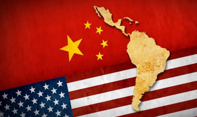 Enquanto os Estados Unidos priorizam controle e contenção, a China insere a região em uma narrativa de multipolaridade e reforma da ordem global.