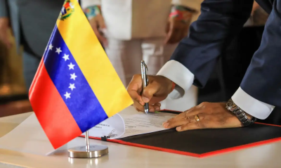 Bloqueio econômico, disputa geopolítica e informação seletiva ajudam a entender a crise venezuelana além da responsabilização simplista do governo.