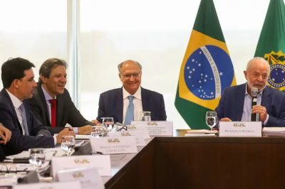 Portos lideram concessões no atual mandato, enquanto rodovias e aeroportos completam o maior pacote de leilões federais desde 1995.