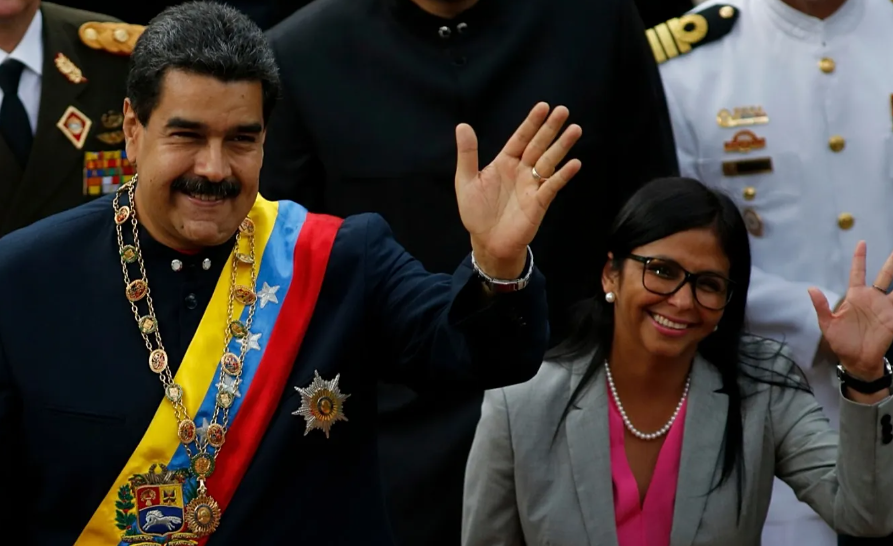 Petróleo, poder e força militar marcam nova escalada em Caracas