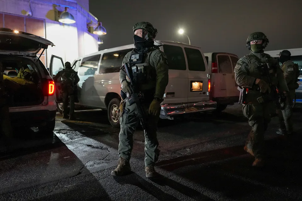 Celebrada por exilados, a detenção de Maduro também levanta críticas sobre a coerência dos EUA ao julgar líderes enquanto ignoram aliados estratégicos.