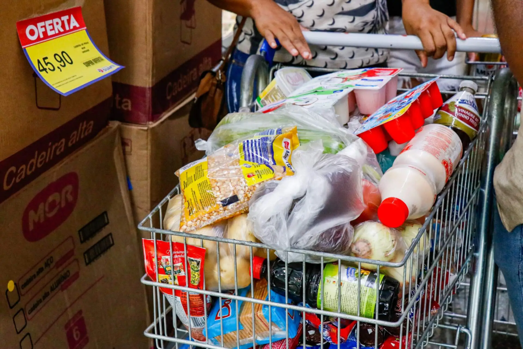 Saúde, habitação e segurança digital avançam junto com o mercado de trabalho, ampliando o impacto social da recuperação econômica.