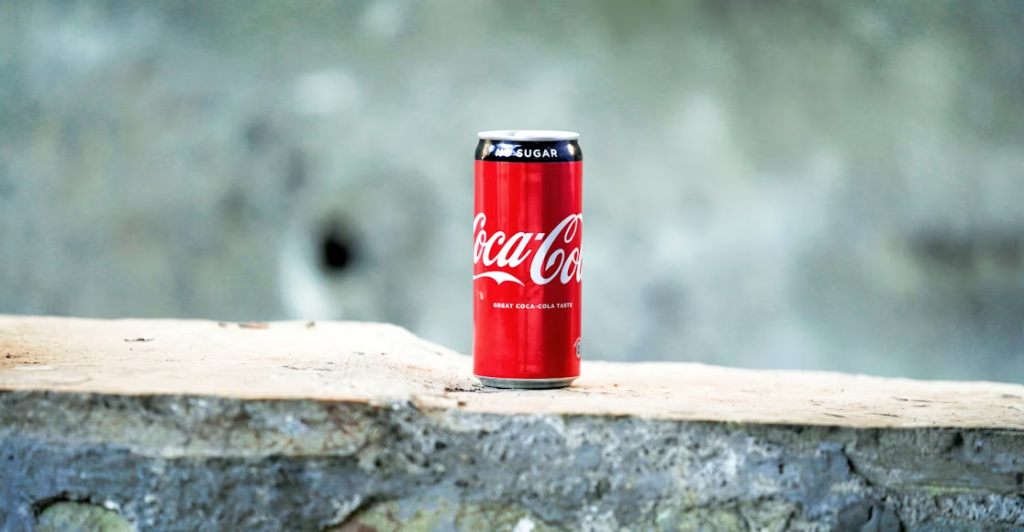 Estratégia da Coca-Cola no Brasil combina produção, distribuição e conveniência para ampliar mercado e fidelizar consumidores.