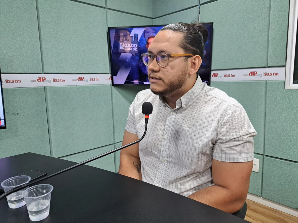 Frequência das postagens e mobilização de seguidores indicam estratégia digital de desgaste político e possível enquadramento na lei de violência política de gênero.