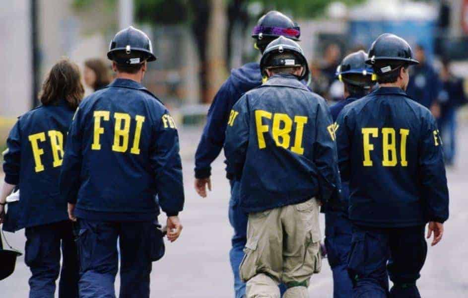 FBI, agentes federais, segurança pública, uniforme, jaqueta tática, forças de lei, investigação, operação policial, capacete de proteção, vista traseira.