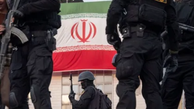 Irã, forças de segurança, polícia tática, uniforme militar, bandeira do Irã, segurança nacional, vigilância, armas de fogo, agentes, geopolítica.