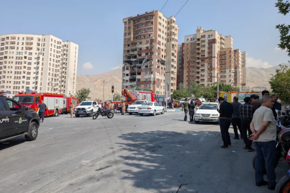 Irã,Teerã,Guerra no Irã,Conflito no Oriente Médio,Ataques aéreos,Impacto civil da guerra,Edifícios destruídos,Serviços de emergência,Bombeiros,Ambulâncias,Crise humanitária,Vítimas civis