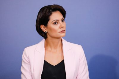 Michelle Bolsonaro, política brasileira, Partido Liberal, PL, articulação política, primeira-dama, retrato, STF, Jair Bolsonaro, cenário político.