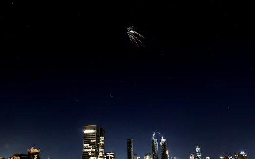 Irã, Teerã, mísseis, defesa aérea, conflito, Oriente Médio, céu noturno, geopolítica, rastros de luz, guerra, segurança internacional.