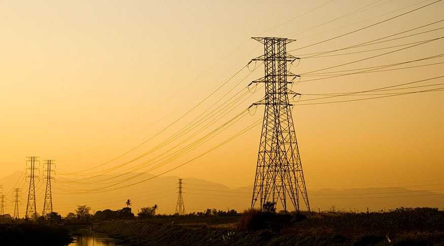 Torres de energia elétrica ao pôr do sol