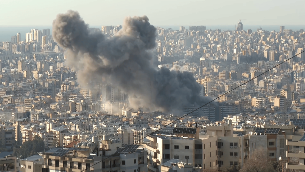 Líbano, Beirute, bombardeio, crise humanitária, Oriente Médio, conflito, fumaça, guerra, Israel-Hezbollah, deslocados internos.