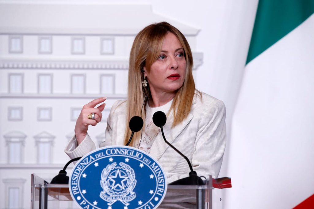 Giorgia Meloni, primeira-ministra da Itália, discursa no Palazzo Chigi