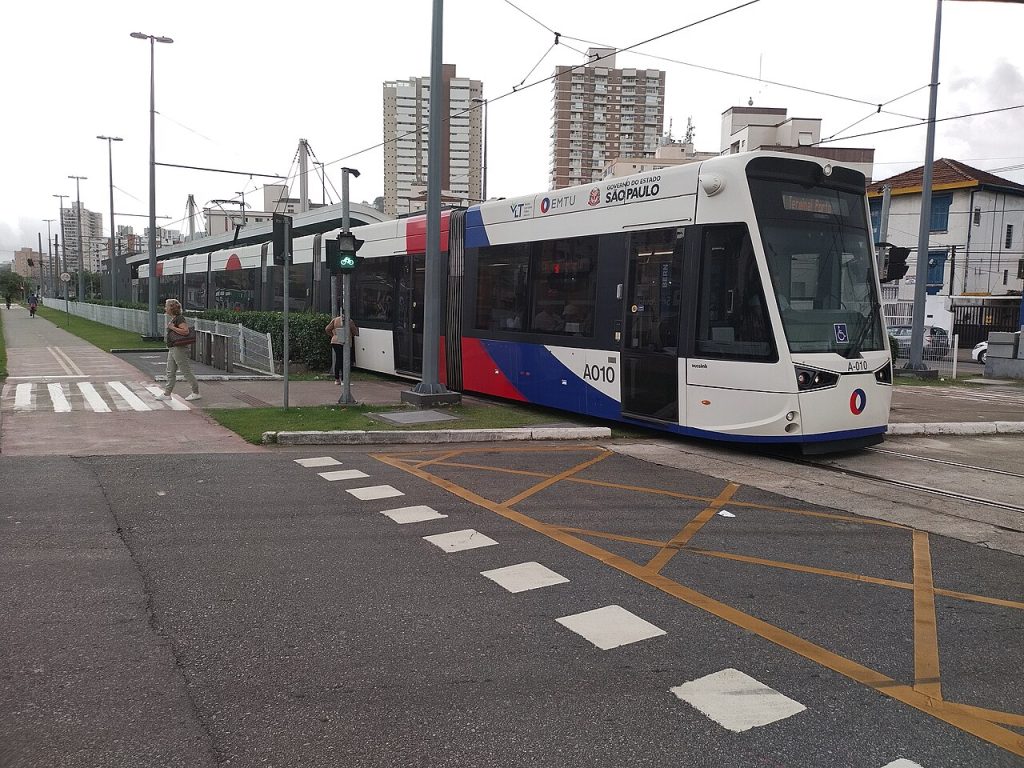 O VLT Moderno: Quando a Engenharia Silenciosa Redesenha a Cidade