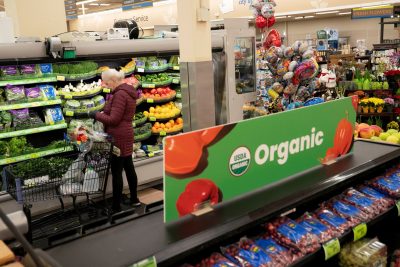 Consumidora faz compras em supermercado nos Estados Unidos