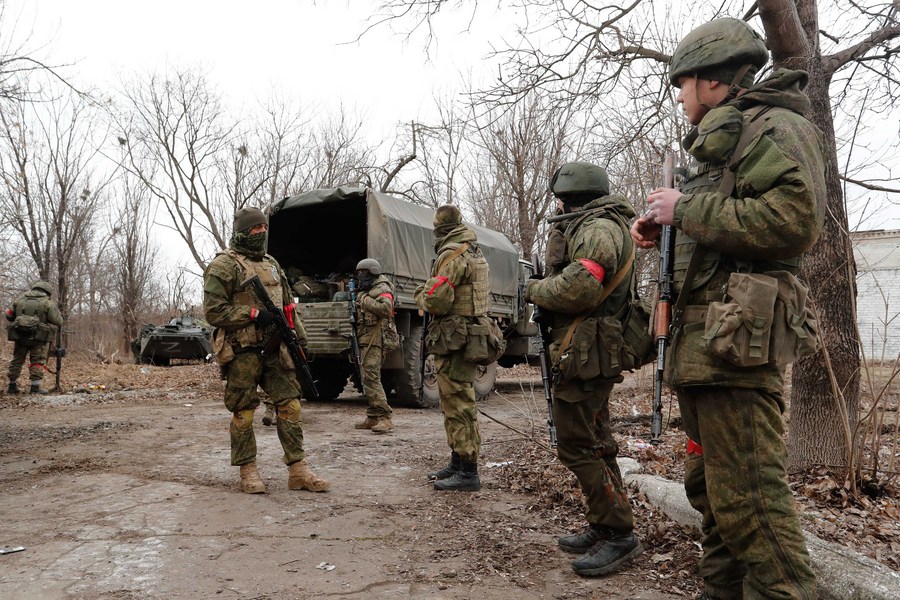 Envio de especialistas em drones ao Golfo gera críticas internas e amplia dúvidas sobre as prioridades militares de Kiev.