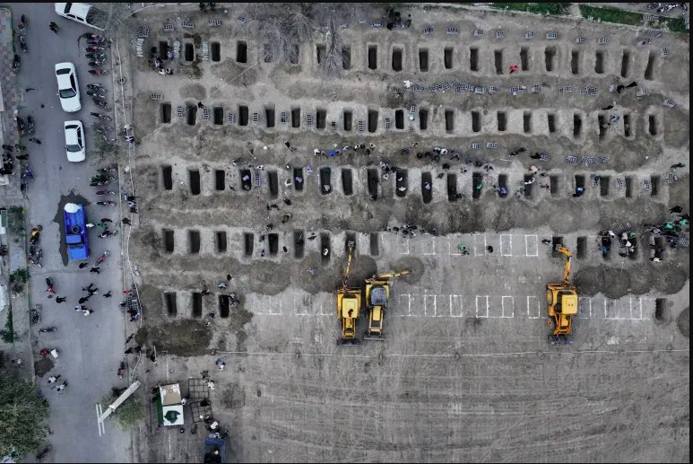 Uma imagem divulgada pelo departamento de mídia estrangeira do governo iraniano mostra sepulturas sendo preparadas para as vítimas, em sua maioria crianças, de um ataque dos Estados Unidos a uma escola primária feminina em Minab, Irã [Departamento de Mídia Estrangeira do Irã via AP].