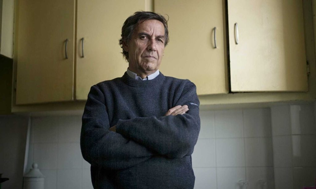 O filósofo francês Emmanuel Todd em seu apartamento em Paris. Fotografia: Sarah Lee para o The Guardian