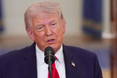 O presidente dos EUA, Donald Trump, discursa durante um pronunciamento televisionado sobre o conflito no Oriente Médio em Washington, DC [AFP]