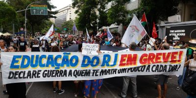 Categoria debate estado de greve e cobra cumprimento de acordos, piso nacional e melhores condições de trabalho.