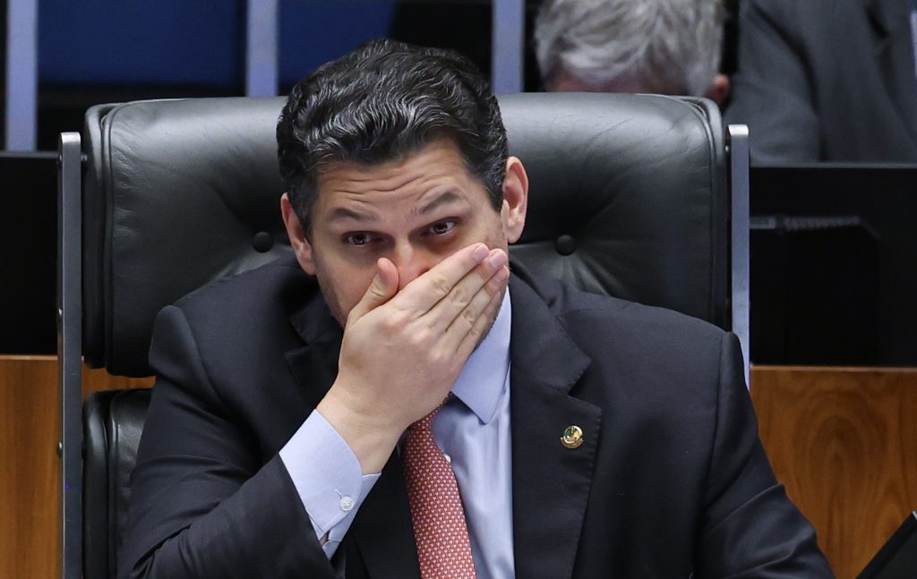 Alcolumbre é citado em denúncia sobre Banco Master.