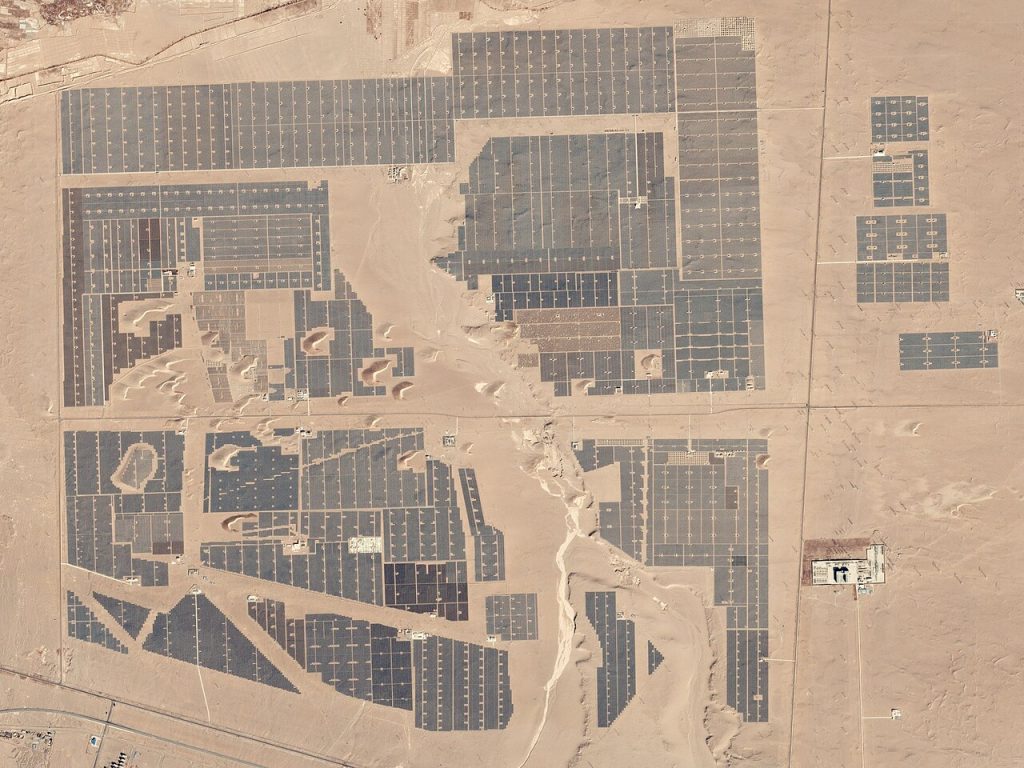 Grande fazenda solar em Golmud, na China.
