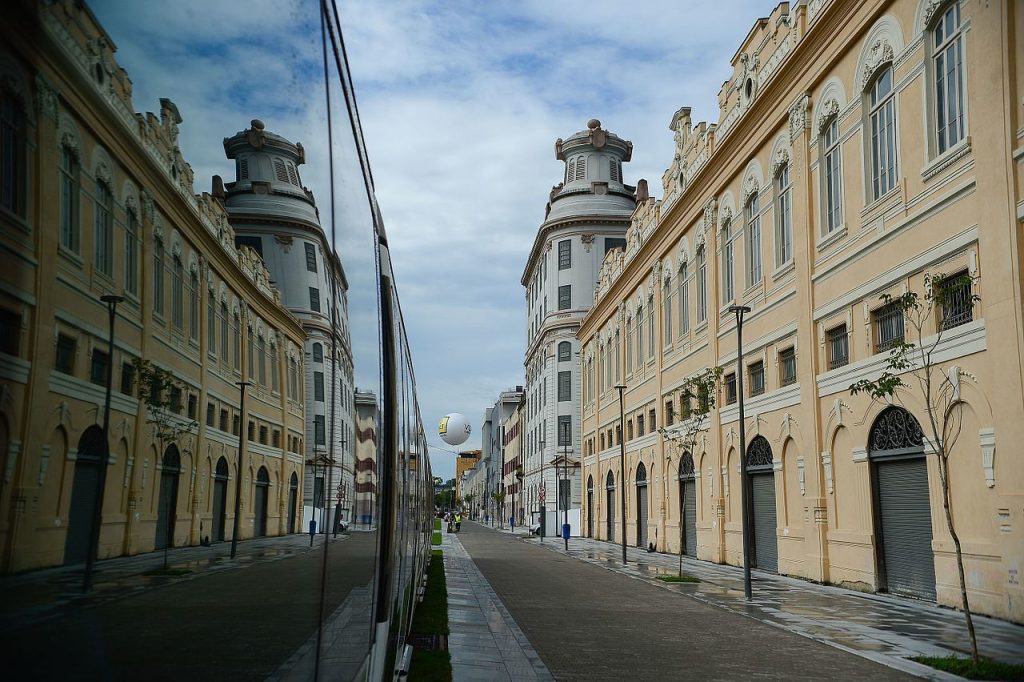 Viagem inaugural do VLT Carioca no centro do Rio de Janeiro, Brasil.
