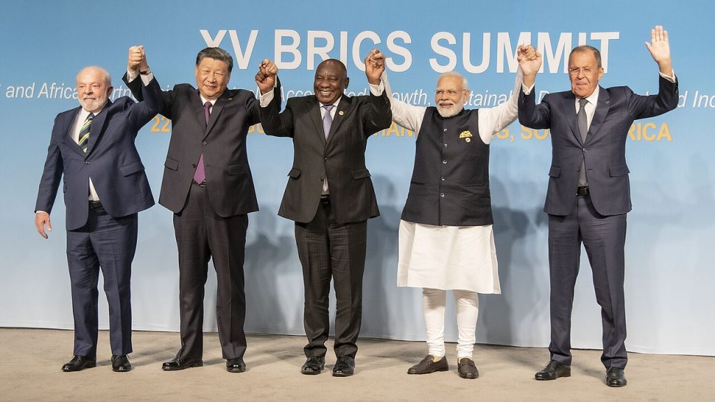 (da esquerda) Presidente do Brasil Lula da Silva, Presidente da China Xi Jinping, Presidente da África do Sul Cyril Ramaphosa