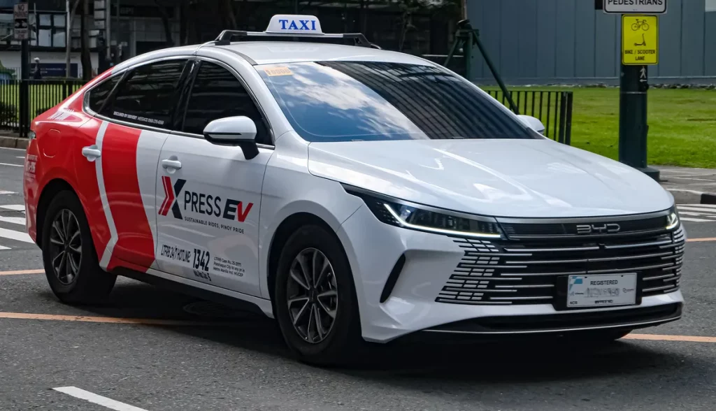 Veículo elétrico BYD Seal 5 DM-i Dynamic Xpress em via urbana.