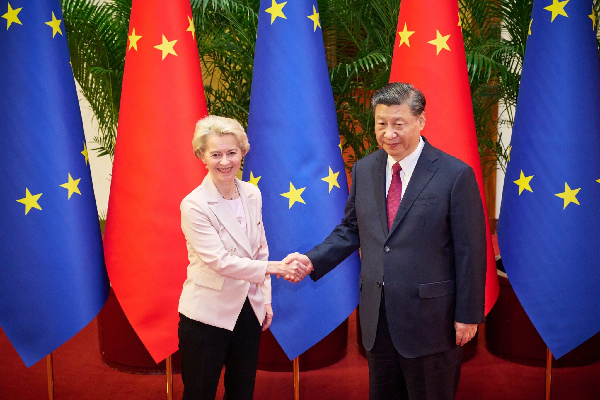 O absurdo da “sobrecapacidade”: como a Europa escolhe criminalizar a eficiência da China para acelerar seu próprio isolamento