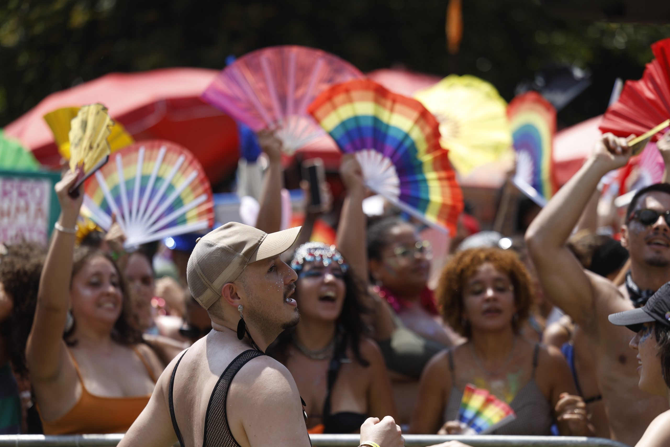 O leque: do Império Chinês ao “VRAAA!” das paradas