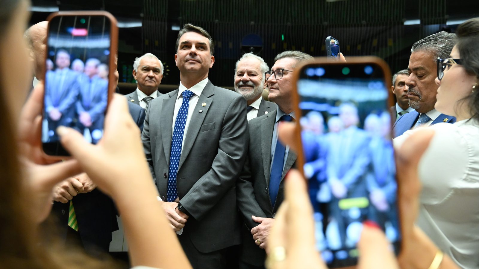 Flávio Bolsonaro usa intimidação contra Michelle na disputa pela herança bolsonarista