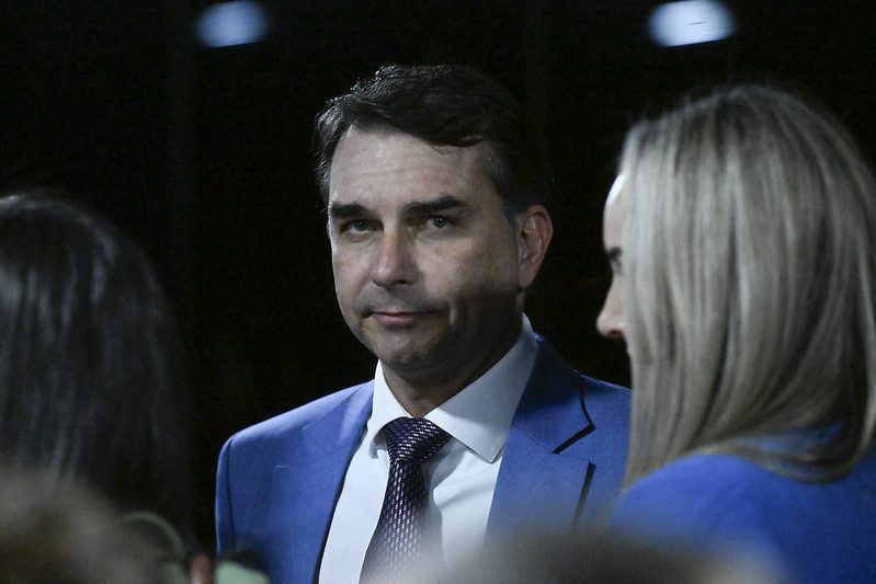 Ministro do STF blinda Flávio Bolsonaro e impõe censura sobre elos com Banco Master e milícias
