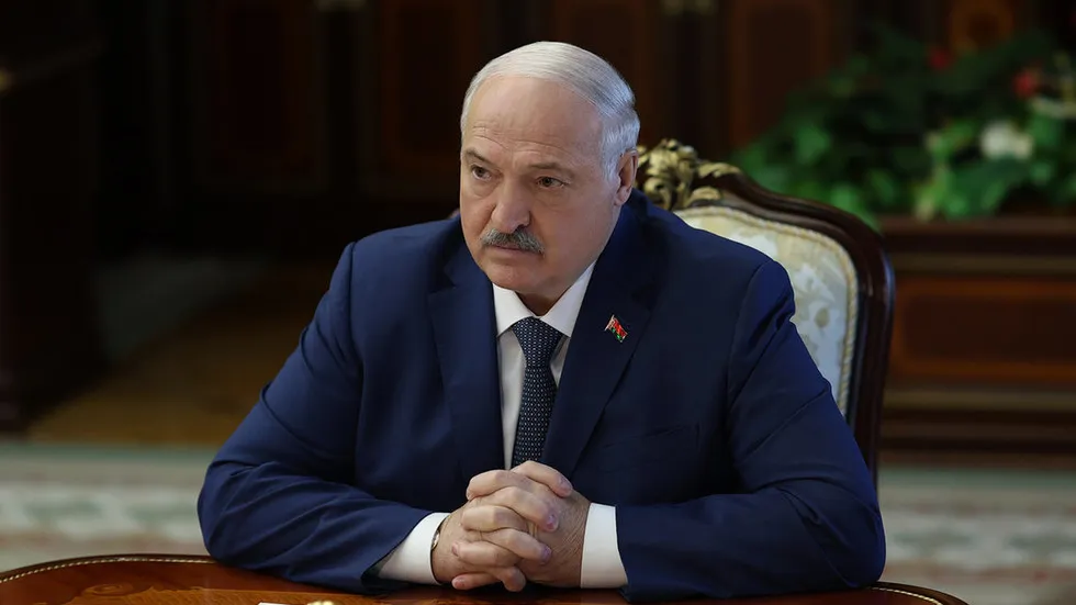 Presidente Alexander Lukashenko em reunião oficial, com bandeira da Bielorrússia no paletó. (Foto: rt.com)