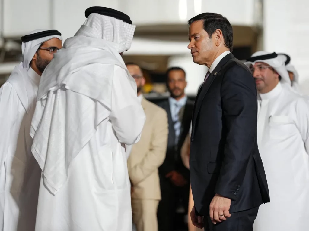 O Secretário de Estado americano Marco Rubio durante visita a um país do Golfo. (Foto: aljazeera.com)
