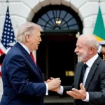 O presidente Lula e Donald Trump se cumprimentam em frente à Casa Branca. (Foto: www.metropoles.com)